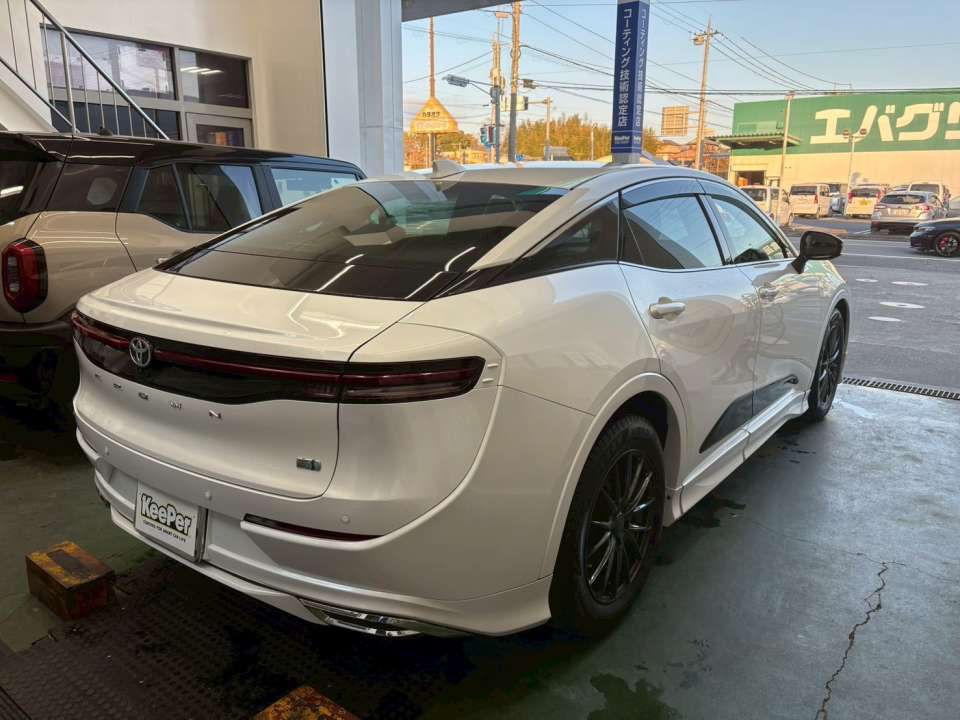 リアビューまで均一なツヤに仕上げたBメンテナンス施工 リア周りもムラなくツヤが整い、 トランクからサイドにかけてのラインが自然に繋がる美しい仕上がりです。 防汚性能が高いため、 走行後の汚れも落としやすく、長期間キレイな状態を維持しやすくなっています。