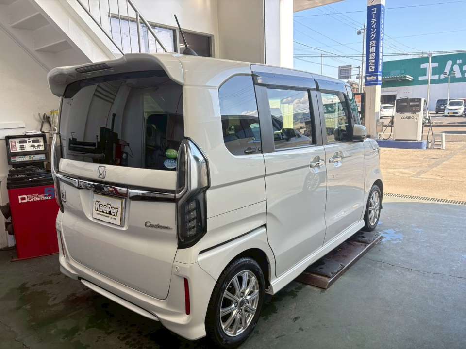 フッ素ガラスコーティング同時施工で視界も快適に。 雨の日でも水滴が流れやすく、 運転中のストレスを軽減します。