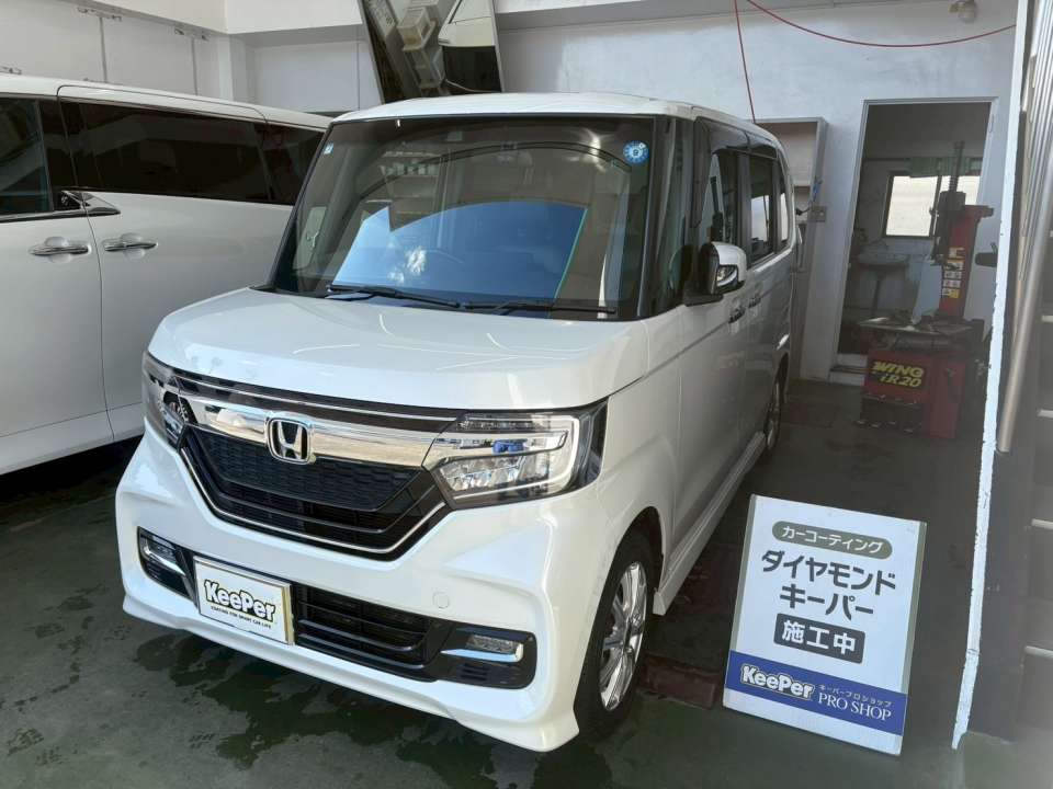 被膜を整えたことで、映り込みのクリアさが向上。 雨ジミやくすみを抑え、 日常の洗車もラクになる状態に仕上がっています。