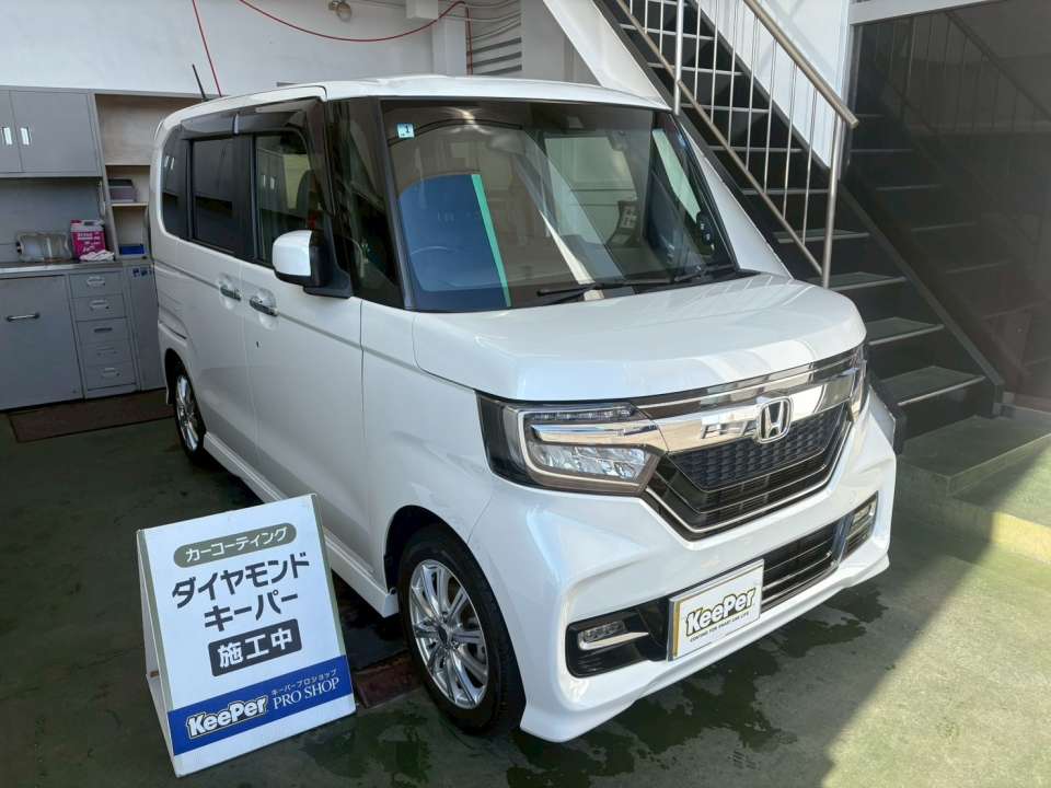 ダイヤモンドキーパーBメンテナンス施工後のホンダ N-BOX。 白ボディの透明感とツヤがしっかり復活し、 新車のような輝きが戻りました。