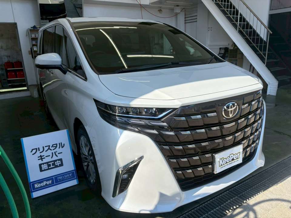 トヨタ アルファード クリスタルキーパー施工後の仕上がり。 ボディ全体のツヤと透明感がしっかり立ち、白いボディカラーもより明るく見える状態に仕上がりました。大きなボディでもムラなくコーティングすることで、新車のような印象が戻ります。