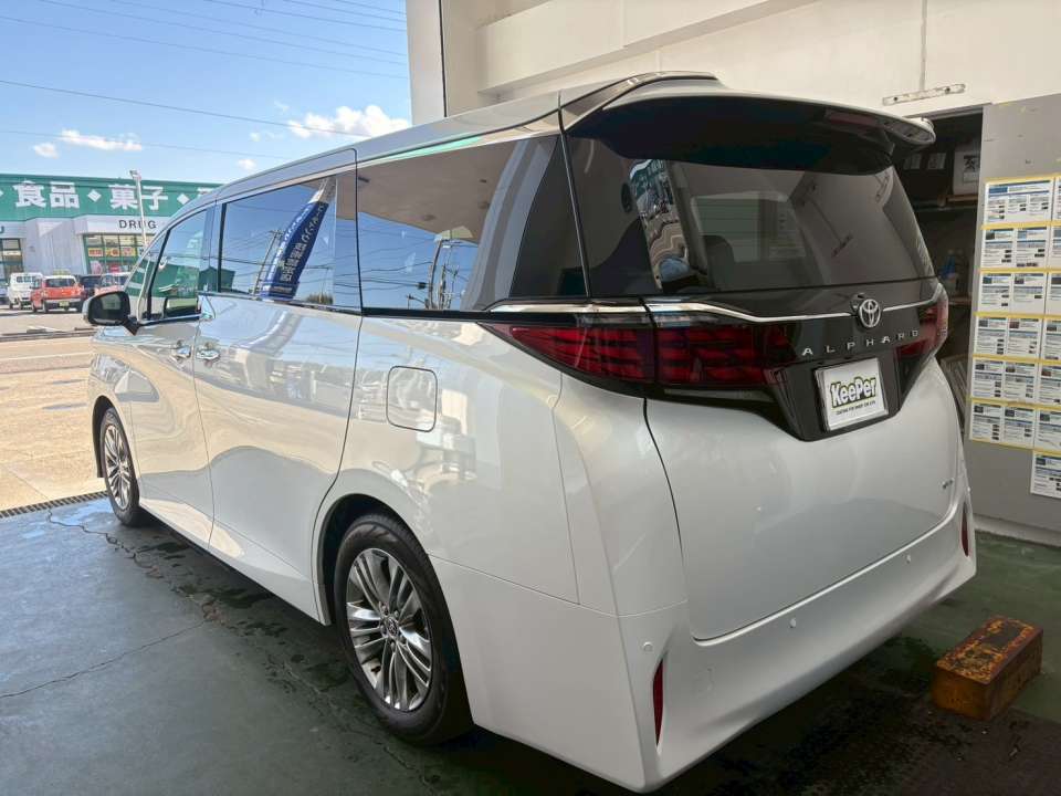 フッ素ガラスコーティング（全面）を同時施工。 フロントガラスはもちろん、サイド・リアガラスまで撥水することで、雨の日の視界がクリアになり、運転時の安心感もアップします。