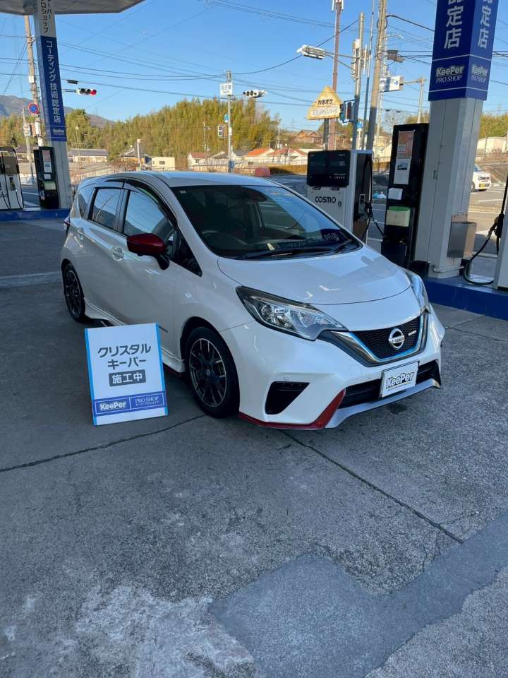 クリスタルキーパーは、ガラス特有の澄んだツヤと 汚れにくさを両立した1年耐久コーティングです。 通勤や買い物など日常使いの多いお車でも、 洗車の回数を減らしながらキレイを維持できます。 和歌山県橋本市・高野口エリアでのコーティング施工は当店にお任せください。