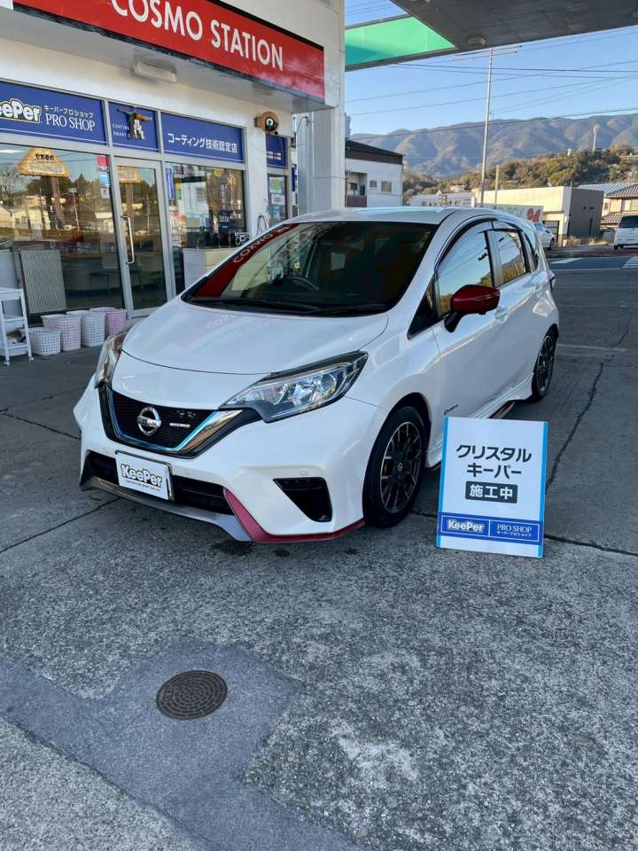 日産 ノート e-POWER に クリスタルキーパーを施工しました。 白いボディはコーティング後の透明感・ツヤ・映り込みが特に分かりやすく、 仕上がりの美しさをしっかり実感できます。 さらに **フッ素ガラスコーティング（フロント）**も同時施工で、 雨の日の視界もスッキリ快適です。