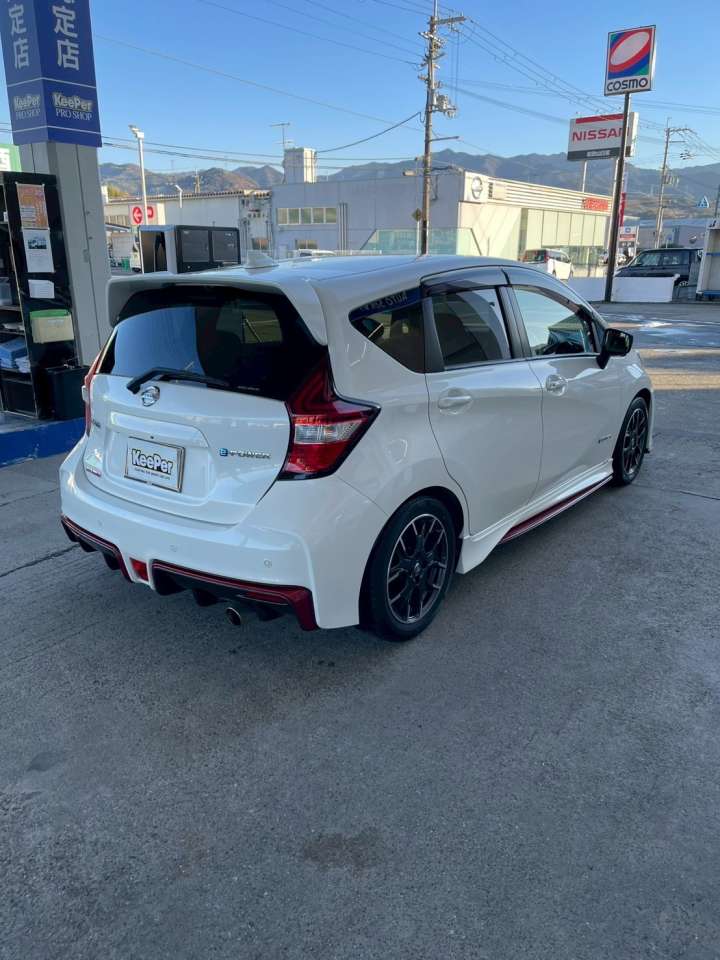 施工後はボディ全体が明るくなり、 リア周りまでスッとした透明感と反射が出る仕上がりになりました。 クリスタルキーパーは「見た目の美しさ」と「日常の扱いやすさ」を両立した コーティングなので、初めての方にもおすすめです。