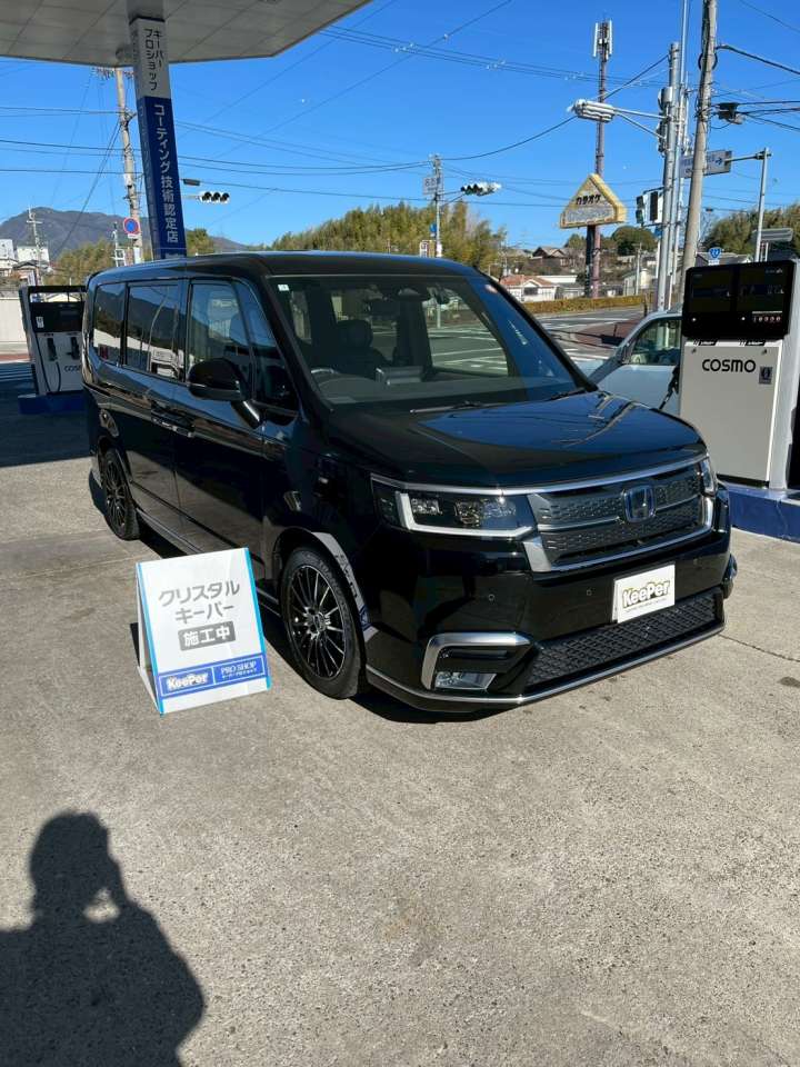 クリスタルキーパー施工で、ボンネットからフロントフェイスまで 黒の塗装にガラスのような透明感と深いツヤが出ています。 雨ジミや汚れが付きにくくなり、ステップワゴンのような大きなボディでも 洗車がぐっとラクになります。