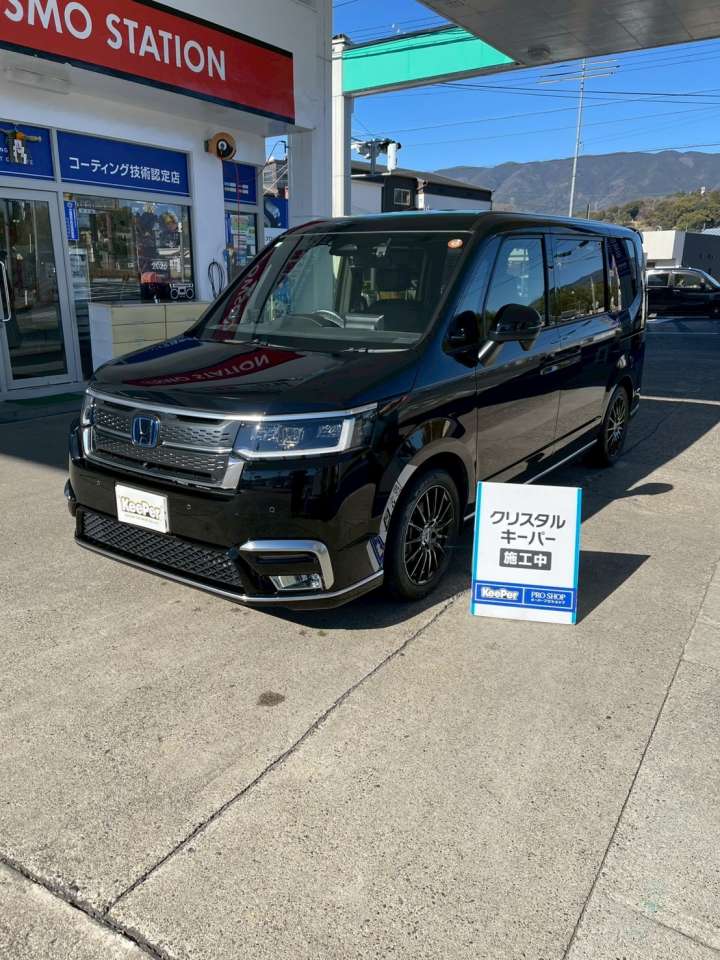 KeePer PRO SHOP 高野口SSでの施工により、 塗装表面の凹凸が整い、光の映り込みがはっきり見える仕上がりになりました。 ミニバン特有の側面の広さでも、クリスタルキーパーの効果がしっかり実感できます。