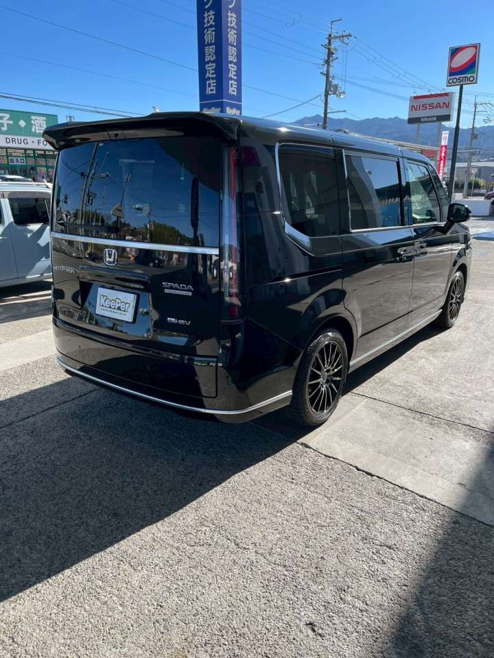 リアゲートやサイドパネルまで、 ボディ全体が鏡のように反射する高光沢仕上げに。 クリスタルキーパーは1年耐久のガラスコーティングなので、 このツヤと防汚性能を長くキープできます。