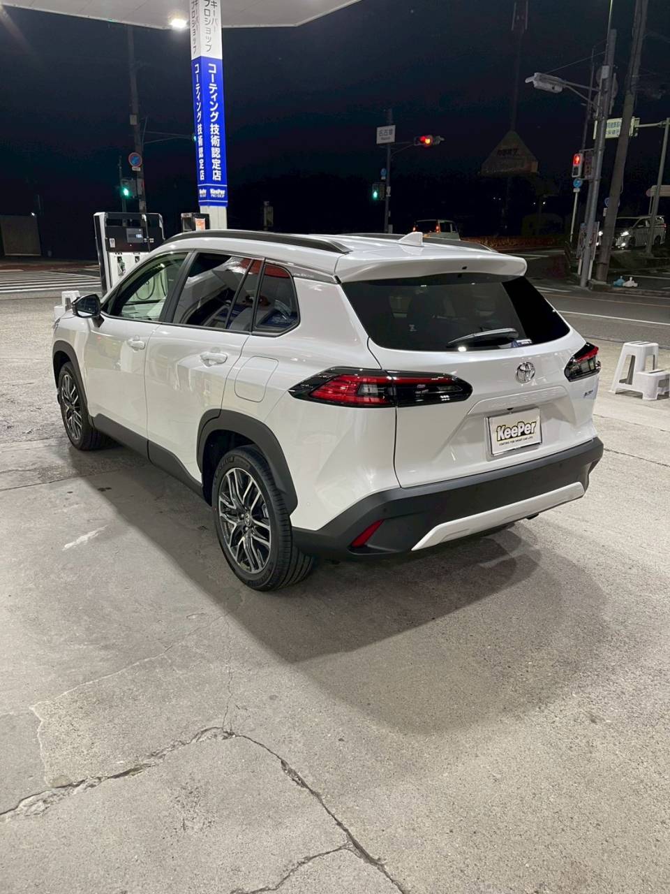 汚れが付きやすいリヤまわりも、 ダイヤⅡプレミアムの防汚・撥水効果でスッと流れやすくなります。 洗車の負担を減らしながら、 キレイな状態を長く維持できるのが特長です。