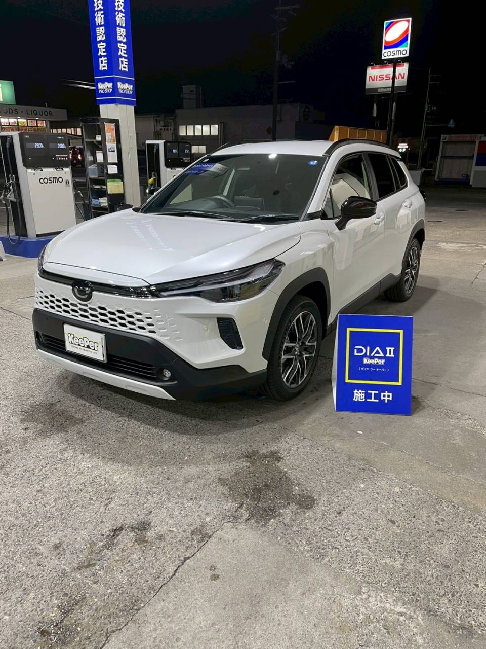 斜め前から見ると、 ダイヤⅡならではの深いツヤがボディラインをより美しく引き立てます。 SUV特有のフェンダーや段差部分も丁寧に仕上げ、 全体に統一感のある質感になっています。