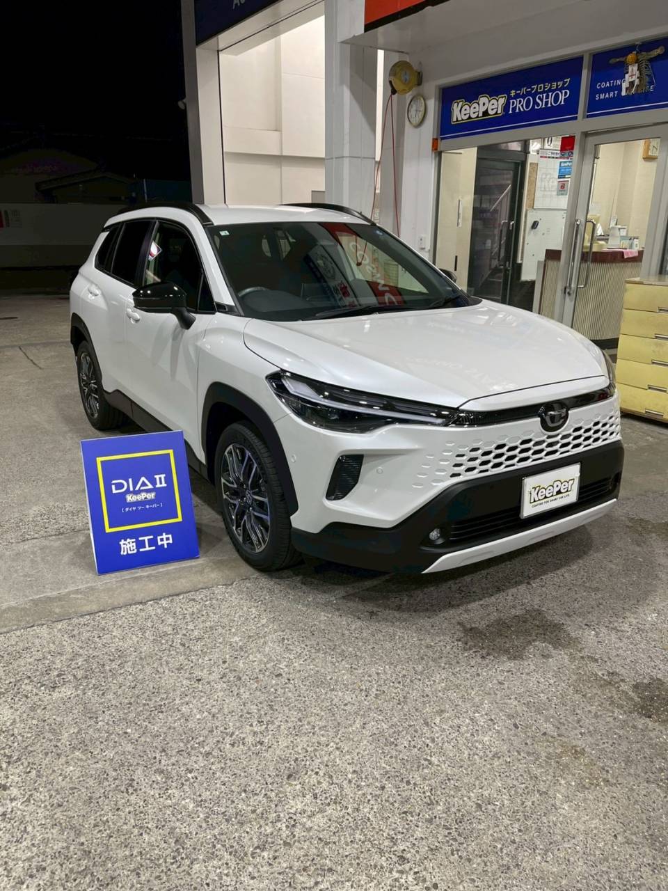 ダイヤⅡプレミアム施工後のトヨタ カローラクロス。 フロントまわりは光の映り込みが整い、 白色ボディでも輪郭がはっきりと感じられる仕上がりです。 ツヤと透明感が加わることで、全体の印象が引き締まります。