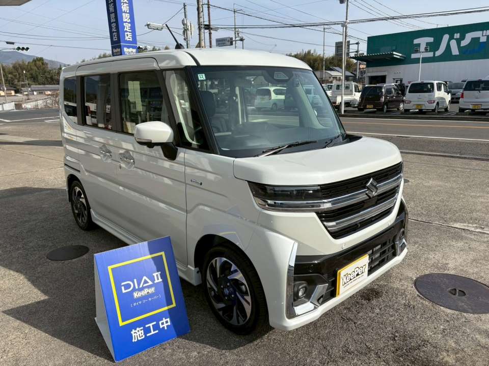 フロントフェイスは光の映り込みが均一になり、 白いボディでも透明感のある深いツヤがはっきりと分かります。 ダイヤⅡキーパー特有の高密度ガラス被膜により、 見た目の美しさと汚れにくさを両立しています。