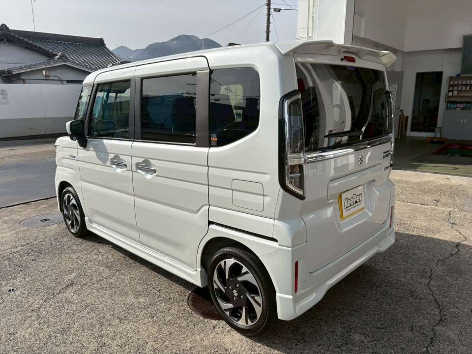 リアまで統一された上質な仕上がり リア周りもムラなくコーティングされ、 車全体のバランスが整った美しい仕上がりです。 新車のような清潔感を長く保ちたい方に、 ダイヤⅡキーパーはおすすめのコーティングです。