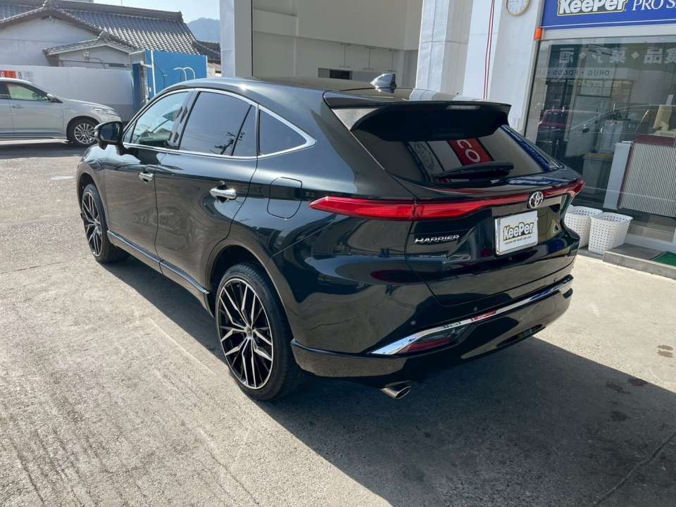 リア周りまでムラなくツヤを整え、全体的に引き締まった印象に仕上がりました。 今回はフロントガラスのフッ素コーティングも施工し、雨の日の視界も快適に。 和歌山県橋本市でカーコーティングをご検討の方は、お気軽にご相談ください。