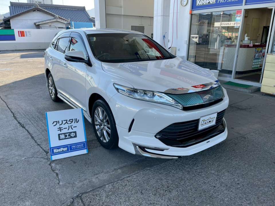 クリスタルキーパー施工後のフロント周り。 ボディ表面がなめらかになることで、 白い塗装でも映り込みがクリアになり、立体感のあるツヤが出ています。 雨ジミや汚れの固着を防ぎ、普段の洗車もラクになるのが特徴です。
