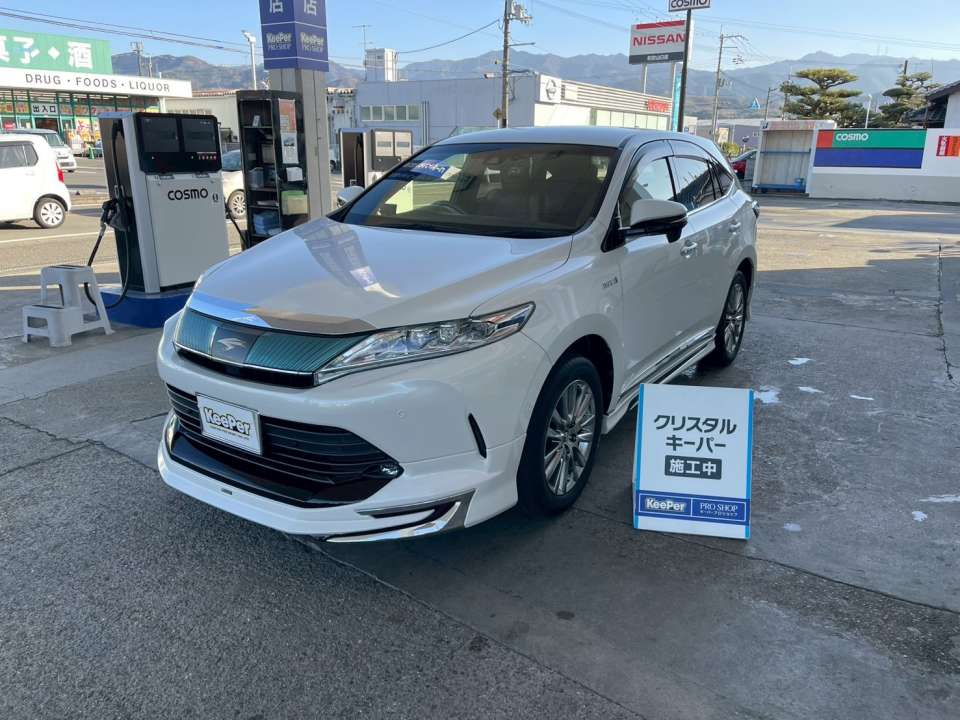 クリスタルキーパー施工中のトヨタ ハリアー（ホワイト）。 フロント周りは特に光の映り込みが分かりやすく、 白いボディでもツヤと透明感の違いがはっきりと感じられます。 下地を整えたうえで施工することで、白さがくすまず、スッと澄んだ仕上がりになります。