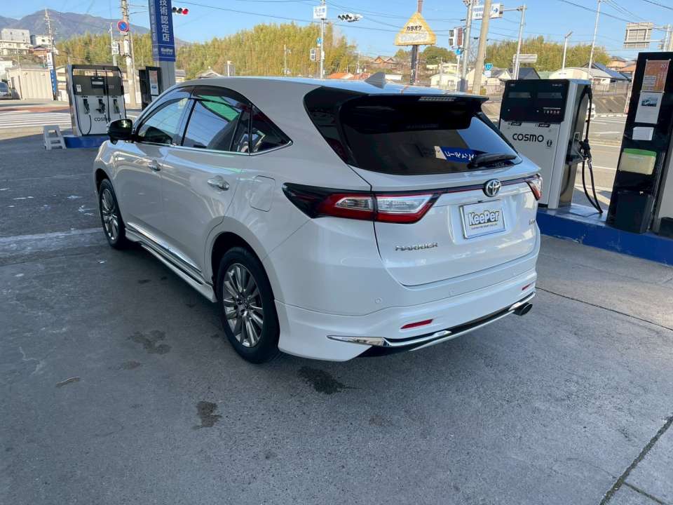 リア周りまでムラなく仕上げたトヨタ ハリアー。 クリスタルキーパーはボディ全体を均一に保護するため、 前後・側面どこから見ても白さとツヤのバランスが整います。 1年耐久でノーメンテナンス、日常使いのお車にもおすすめのコーティングです