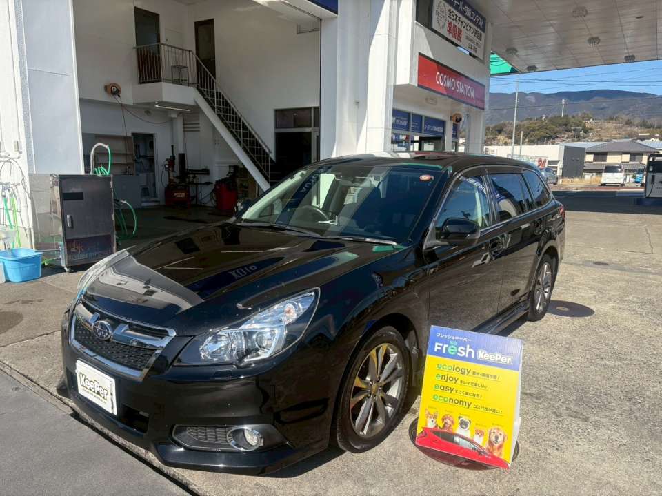 フレッシュキーパー施工後の スバル レガシィツーリングワゴン。 黒ボディ特有の深いツヤが際立ち、 ボンネットやフェンダーに周囲の景色がくっきり映り込む仕上がりです。 防汚性能により、洗車もラクになります。