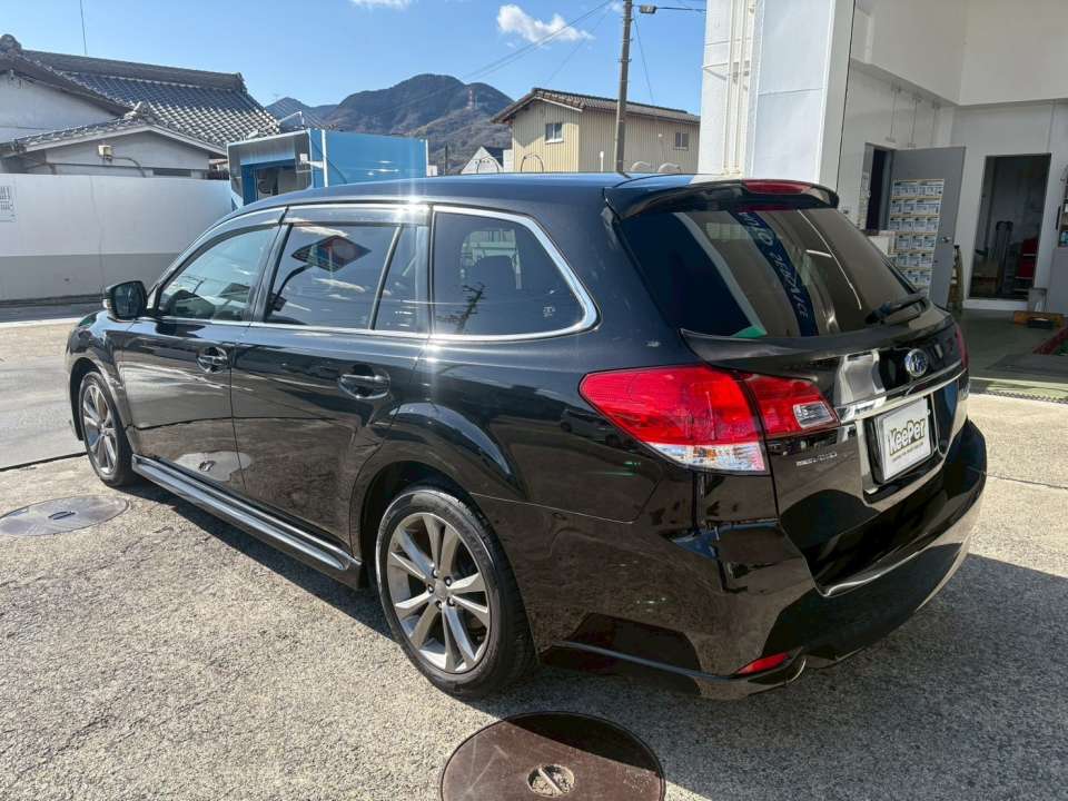 リヤまわりやサイドパネルもムラなく美しく仕上がりました。 黒いお車は仕上がりの差が出やすいですが、 フレッシュキーパー施工で 引き締まった印象と上質なツヤ感を実感していただけます。