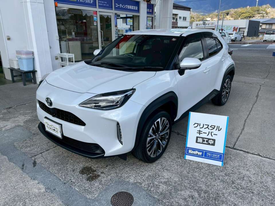 クリスタルキーパー施工後のトヨタ ヤリスクロス。 ガラス特有の透明感ある白ツヤがボディ全体に広がり、新車のような清潔感のある仕上がりになりました。 白系カラーでもくすみを抑え、スッキリとした印象を保ちます。