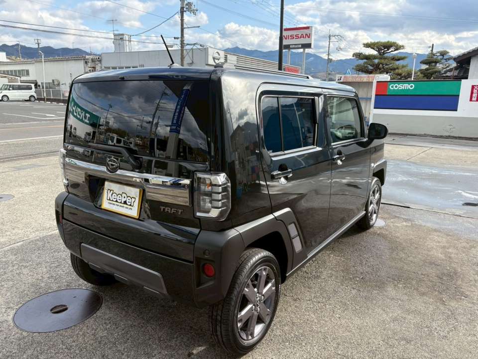 リアビューも黒ツヤが映える仕上がりに。 クリスタルキーパーの効果で汚れが付きにくく、 洗車だけでキレイを維持しやすい状態になりました。