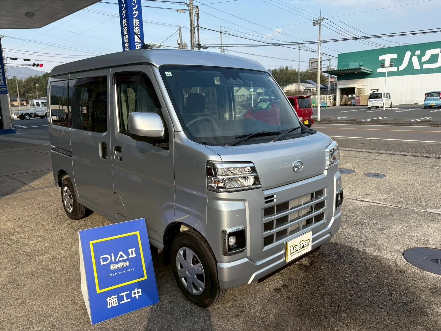 ダイヤⅡキーパー施工後の白いSUV。透明感と艶のある仕上がり