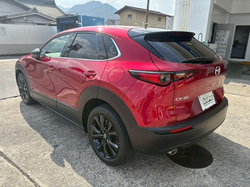 リアまわりまでツヤ感がしっかりと持続。 未塗装樹脂部分の黒さも戻り、 車全体が新しく見える仕上がりになりました。