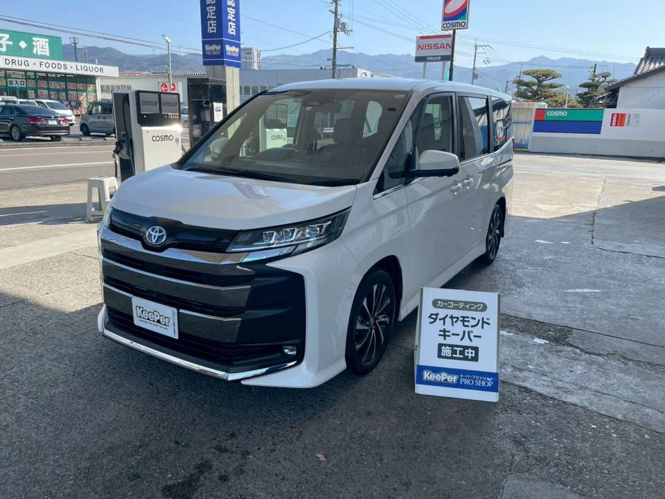 自然光の下でも、パネルごとの艶ムラが少なく、面がスッと整った仕上がりに。Bメンテナンスにより防汚性能も回復しているため、普段の洗車がラクになり、雨ジミや汚れの定着も抑えやすくなります。