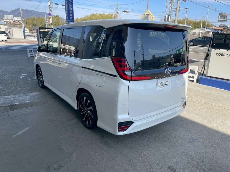 ミニバンはガラス面積が大きいので、フッ素ガラスコーティング全面施工の効果が出やすい車種です。雨天時の視界確保はもちろん、汚れが付きにくく落としやすくなるため、リアまわりの清潔感も維持しやすくなります。