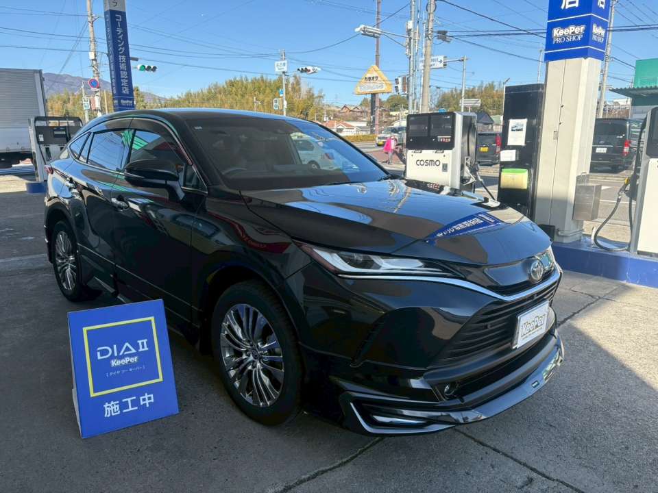ダイヤⅡプレミアム施工中のトヨタ ハリアーです。 フロント周りは光の反射が分かりやすく、 多層ガラス被膜による深い艶と映り込みがはっきり確認できます。 ダイヤⅡの仕上がりを実車で判断したい方に参考になる一枚です。