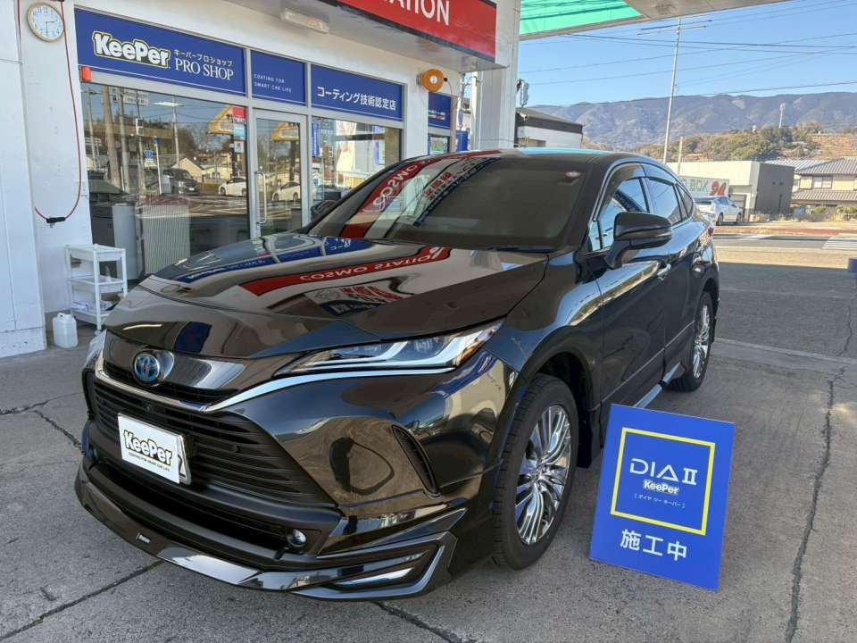 施工後、店舗前での仕上がり確認写真です。 ボンネットからフェンダーにかけて、 面のつながりが滑らかで、高級感のある艶が際立っています。 「価格に見合うか」を見極めたい方に見ていただきたい状態です。