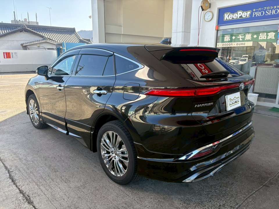 リアからの角度でも、 ボディラインに沿ったくっきりした反射が確認できます。 ダイヤⅡプレミアム特有の艶感が、 車全体の印象を引き締めています。 長くきれいに乗りたい方に選ばれる理由が分かる仕上がりです。