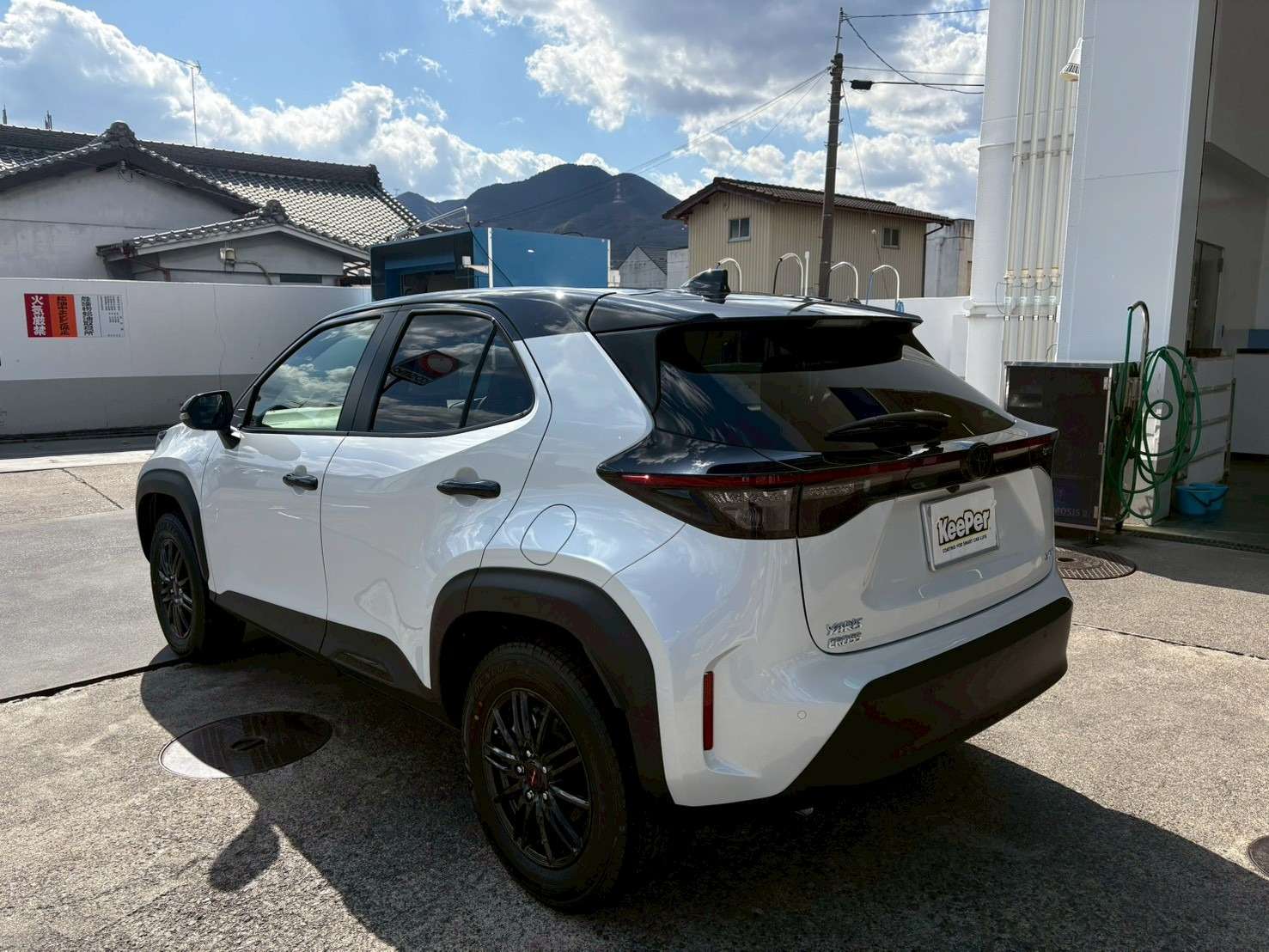 リア周りもツヤ感が整い、 ボディラインがくっきりと見える仕上がりになりました。  雨が降ることで汚れが流れ落ちやすく、 花粉・黄砂・雨汚れ対策としても効果的です。  通勤・買い物・送迎など、 日常使いが多いお車に特におすすめの施工内容です。