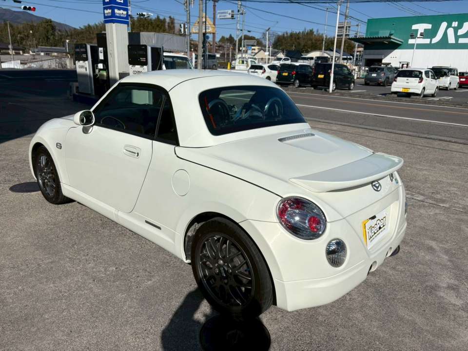 ボンネットからフェンダーにかけて、 クリスタルキーパー特有の澄んだツヤが広がっています。 1年耐久で、汚れにくく、 普段のお手入れもしやすくなるのが特長です。