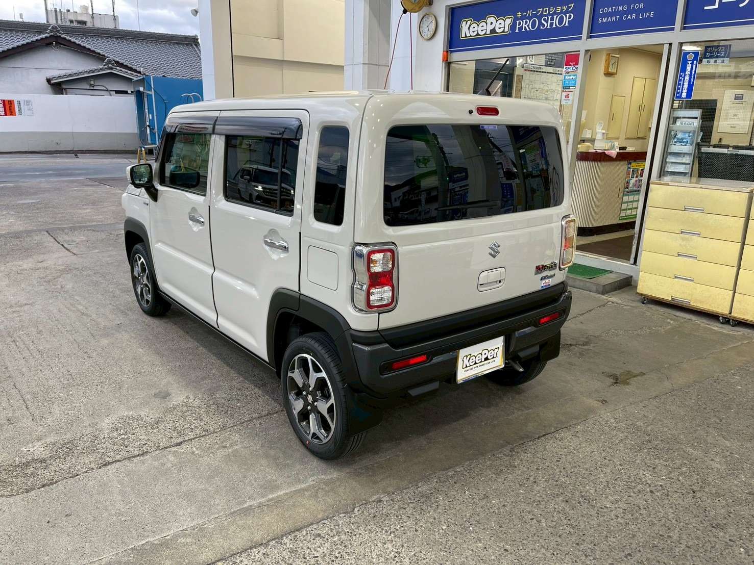 リア周りまでしっかりと仕上げ、 細部までツヤの違いを感じられる状態です。  見た目の美しさだけでなく、 汚れが付きにくく、 長くキレイを保ちやすいのも ダイヤⅡプレミアムの特長です😊