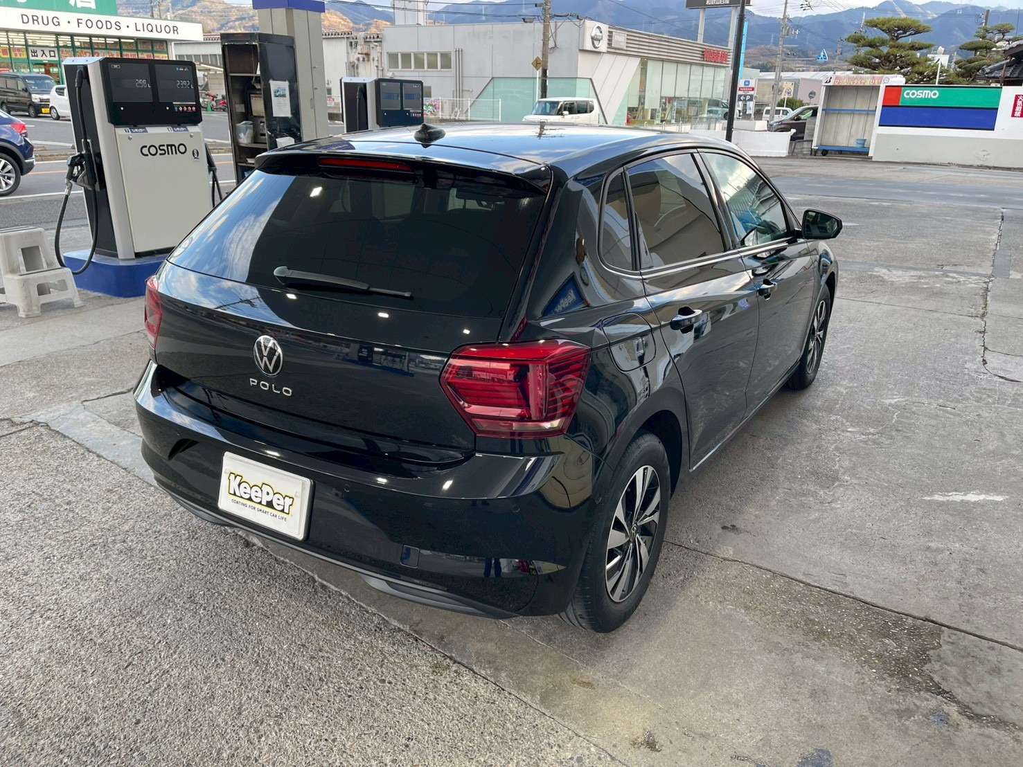 リア周りまで丁寧に仕上げ、 細部までツヤ感を確認しています。  ボディの美しさに加え、 ヘッドライトプロテクト施工により、 車全体が引き締まった印象になりました😊