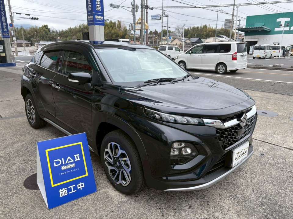 フロント周りは、ボンネットからフェンダーにかけての 映り込みの美しさが印象的です。  ダイヤⅡキーパーの高密度ガラス被膜により、 曲面部分でもムラのないツヤが出ており、 車全体が引き締まった印象になっています。  日常使いでも、このツヤ感を維持しやすいのが特長です。