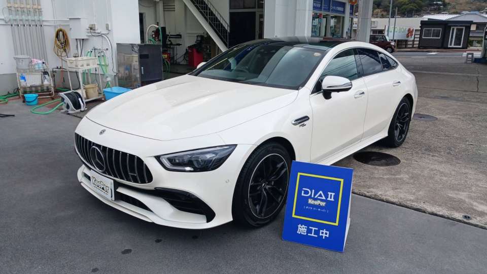 フロント周りには、周囲の景色が映り込むほどの艶が生まれました。 白ボディ特有のくすみが抑えられ、 ダイヤⅡキーパーの被膜により、雨が降ると汚れが落ちやすい状態を維持できます。