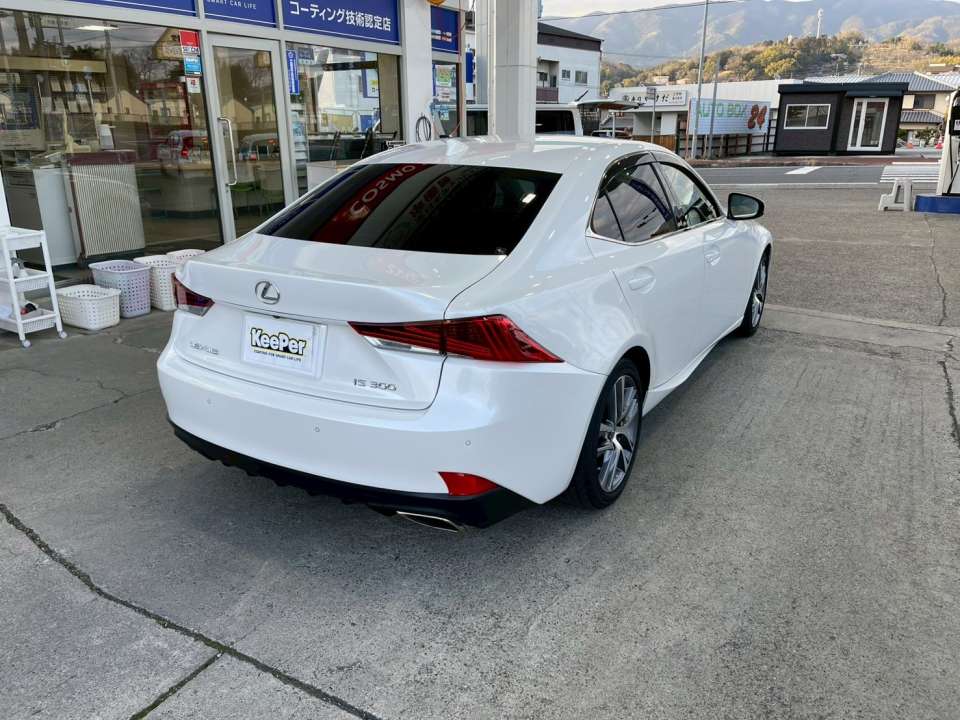 リアビューから見ても、ボディ全体に均一なツヤが出ているのが分かります。ダイヤⅡキーパーは汚れが付きにくく、雨が降った後も汚れが残りにくいため、普段のお手入れが楽になるコーティングです。 和歌山県橋本市のKeePer PRO SHOP 高野口SSで施工しました。