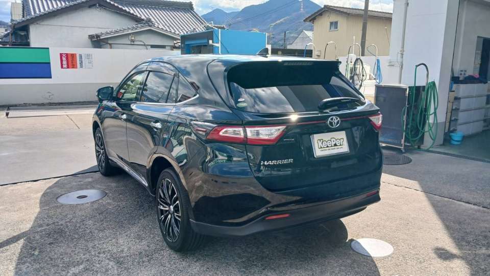 リアから見たトヨタ ハリアーのダイヤⅡキーパー施工後。 ボディ全体に均一なツヤが出ており、SUVらしいボディラインの美しさがより際立つ仕上がりになりました。