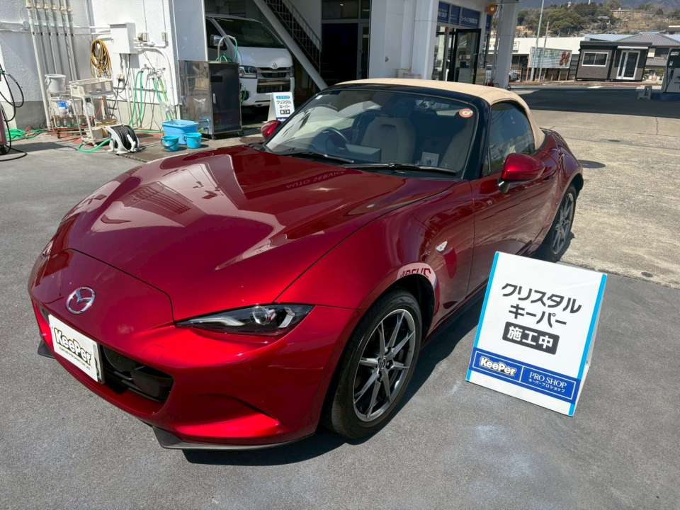 フロントからの印象も大きく変化し、ボディ全体に均一なツヤが出ています。施工後は雨で汚れが流れやすくなり、洗車の負担も軽減されます。