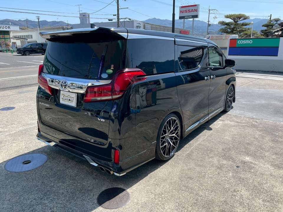 後ろ姿までしっかりとツヤが出ており、黒ボディの存在感がより一層引き立っています。和歌山県橋本市だけでなく、大阪・奈良方面からもご来店いただいており、施工中は無料代車もご用意しておりますので安心してご利用いただけます。