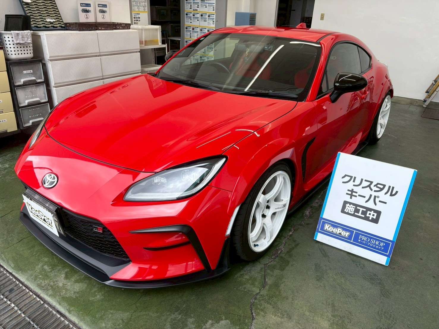ボンネットからフェンダーにかけてのラインに、しっかりとした光沢が出ています。 赤色特有の深みが増し、施工前とは一目で分かる美しい仕上がりです。 細部まで丁寧に仕上げています。