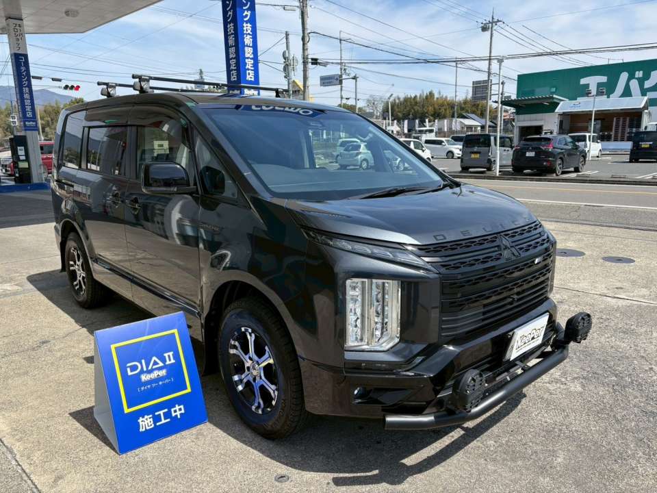 黒系ボディ特有の深みのあるツヤがしっかりと復活し、ボディ全体に均一な光沢が広がっています。エコダイヤ施工車にダイヤⅡキーパーBメンテナンスを行うことで、ガラス被膜を入れ替え、より透明感のある仕上がりになりました。