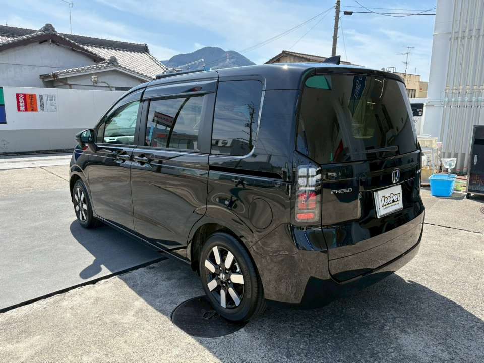 リアビューから見ても、ボディ全体に均一なツヤとしっとりした質感がしっかり出ています。ダイヤⅡキーパー施工により、汚れが付きにくく雨で流れやすい状態になり、ステップワゴンを長くキレイに保てる仕上がりです。