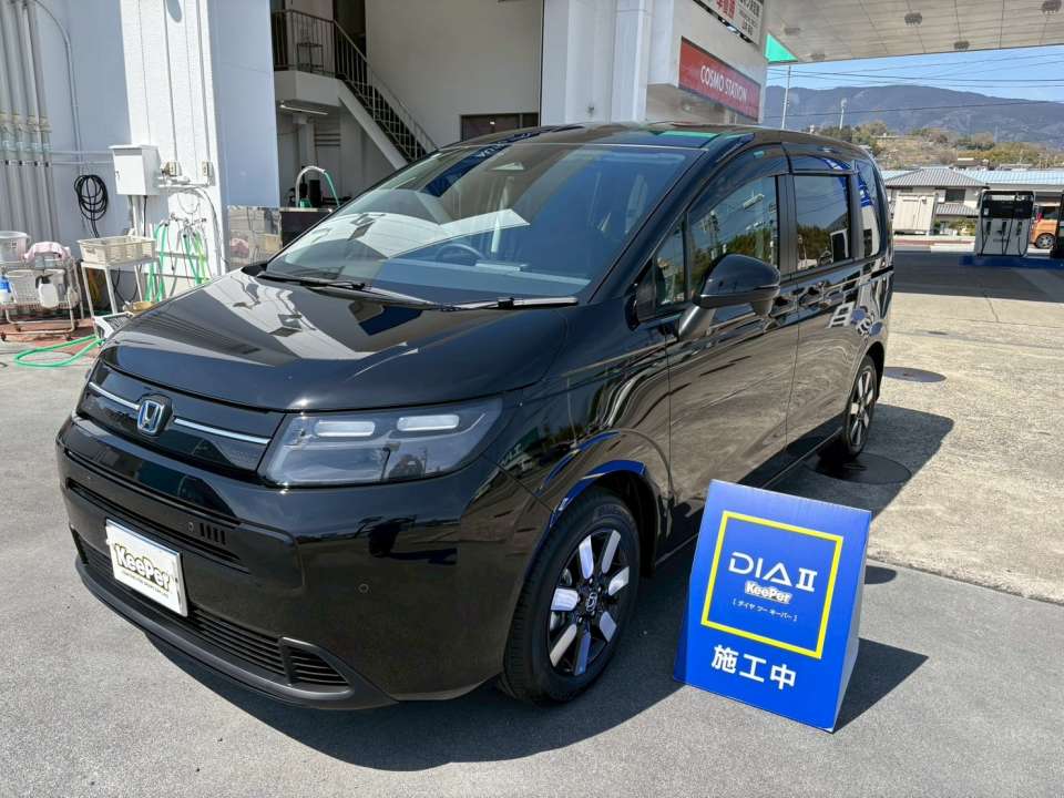 角度を変えてもボディ全体にムラのないツヤが広がり、側面の映り込みも非常にクリアです。ダイヤⅡキーパーのガラス被膜により、黒い車でもくすみを感じさせない透明感のある仕上がりになっています。