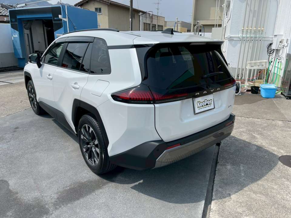 リアビューから見てもツヤの均一さが分かる仕上がり。汚れが溜まりやすい後方部分も、ダイヤⅡキーパープレミアム施工により防汚性能がしっかり発揮されています。