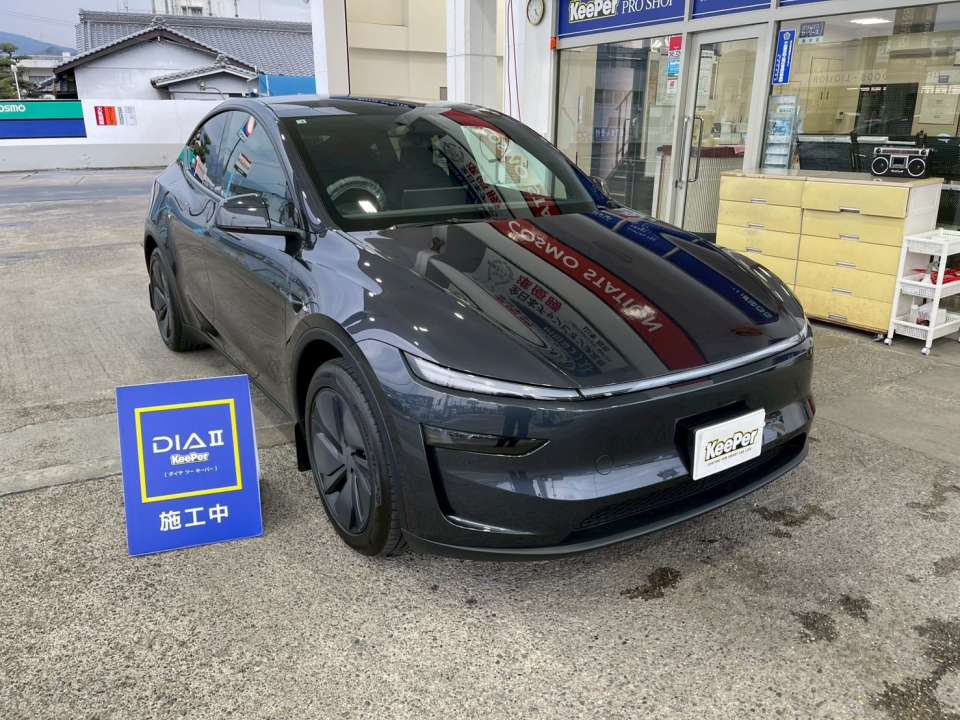 施工後のテスラ モデルYです。ダイヤⅡキーパーによりボディ全体に透明感が生まれ、照明の映り込みもくっきりと美しく仕上がっています。新車以上のツヤ感を実感できる仕上がりです。