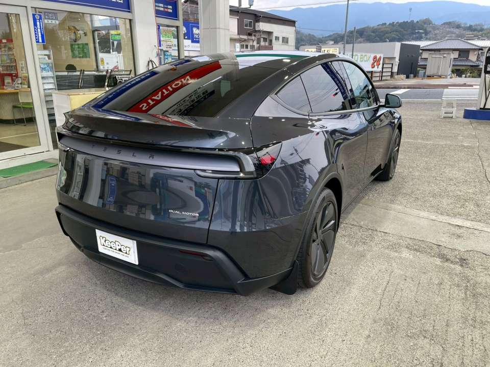 リアビューもダイヤⅡキーパーならではの艶と滑らかな光沢を実現しています。汚れが付きにくく雨で流れやすい特性により、後ろ姿まで美しさを長く維持できます。