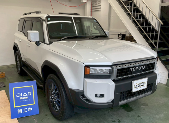 ダイヤⅡキーパー施工により、ランドクルーザー250の白ボディが一気に引き締まり、透明感のあるツヤに仕上がりました。角ばったボディラインにも光が均一に反射し、重厚感と上質感がさらに際立ちます。